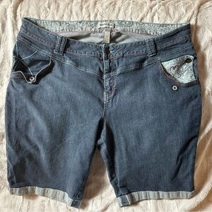 Venezia Jeans Y2K Bermuda Denim Shorts – Embroidered Back Pockets size 28